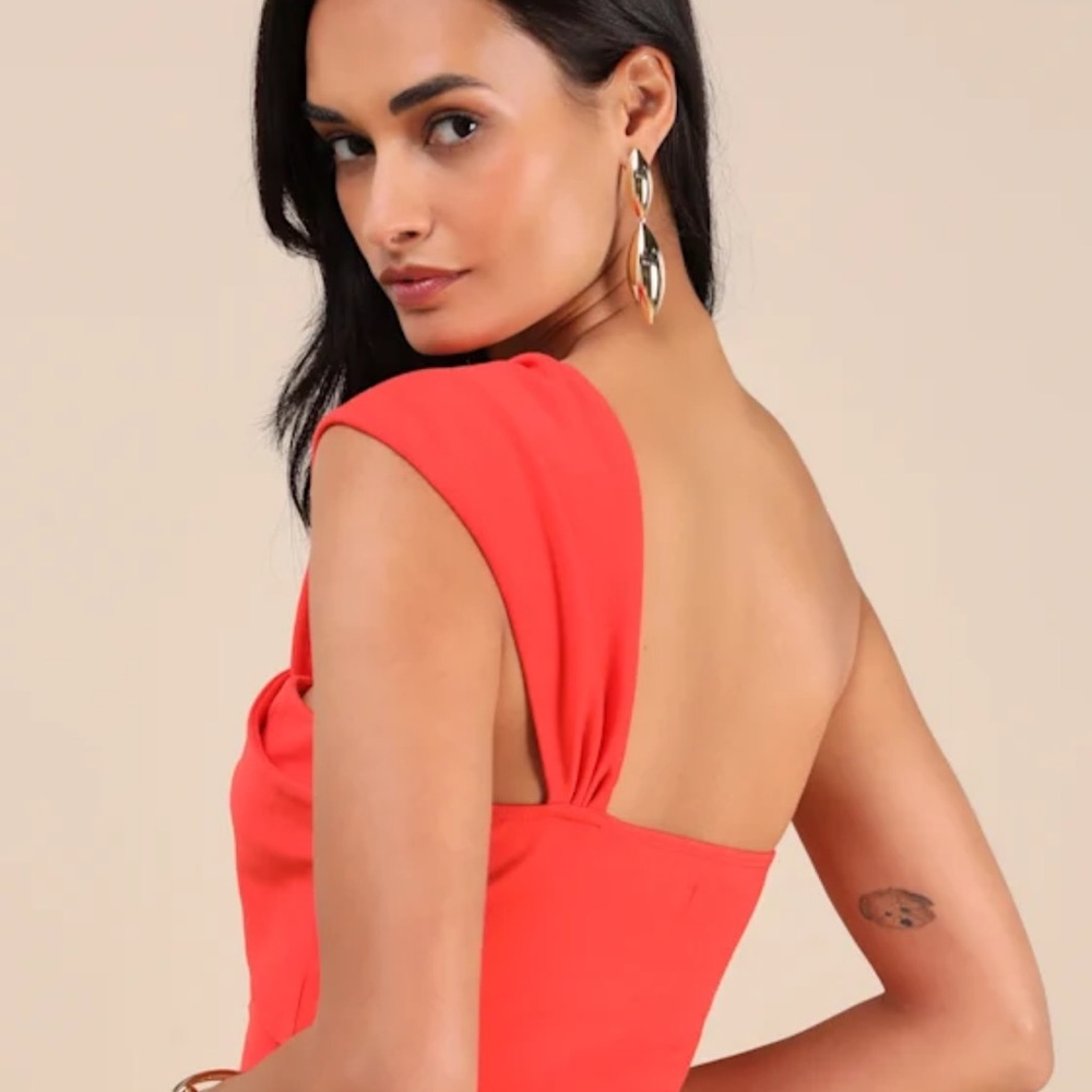 Lulu's Rudia Bright Red One-Shoulder Top - Picture 4 of 4